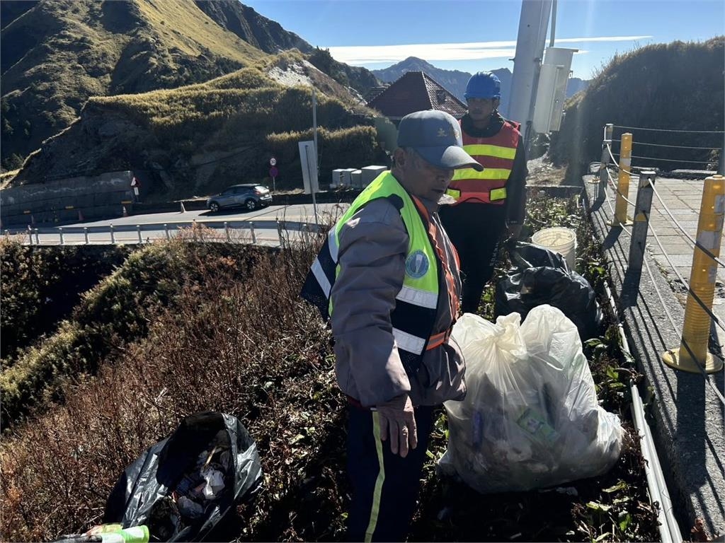 合歡山武嶺「一整片垃圾」國人素質遭質疑！太管處不忍了：丟1次罰6萬