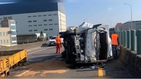 台61線砂石車失控猛撞　小貨車翻覆卡護欄南下塞爆2小時