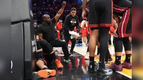 NBA(影)/超可怕的重摔!熱火前鋒約維奇想爆扣遭犯規痛苦倒地退場