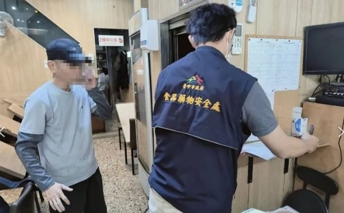 噁!台中連鎖水餃店「捲餅包小強」 民眾嚇壞:差點反胃吐出來