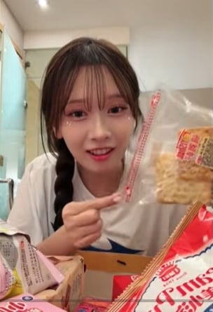 噁心!韓籍啦啦隊女神收粉絲「吃過的餅乾」 網友炸鍋:沒水準