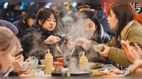 日籍丈夫嫌「薑母鴨桌椅太矮」 岳父一句話神回應「秒殺」萬人笑翻