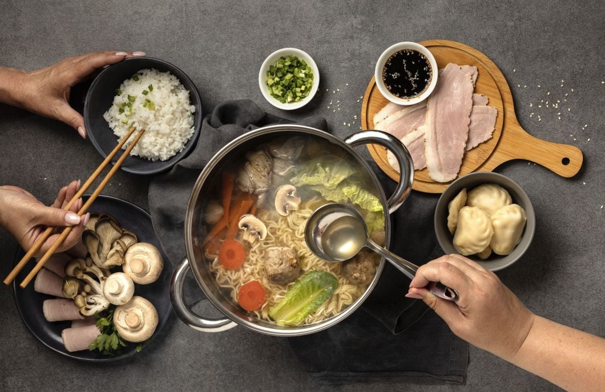 圖/麻油雞、羊肉爐、薑母鴨同時含有高油、高熱量與高酒精濃度,對三高族群或心血管疾病患者極不友善。(擷取自 免費圖庫freepik)