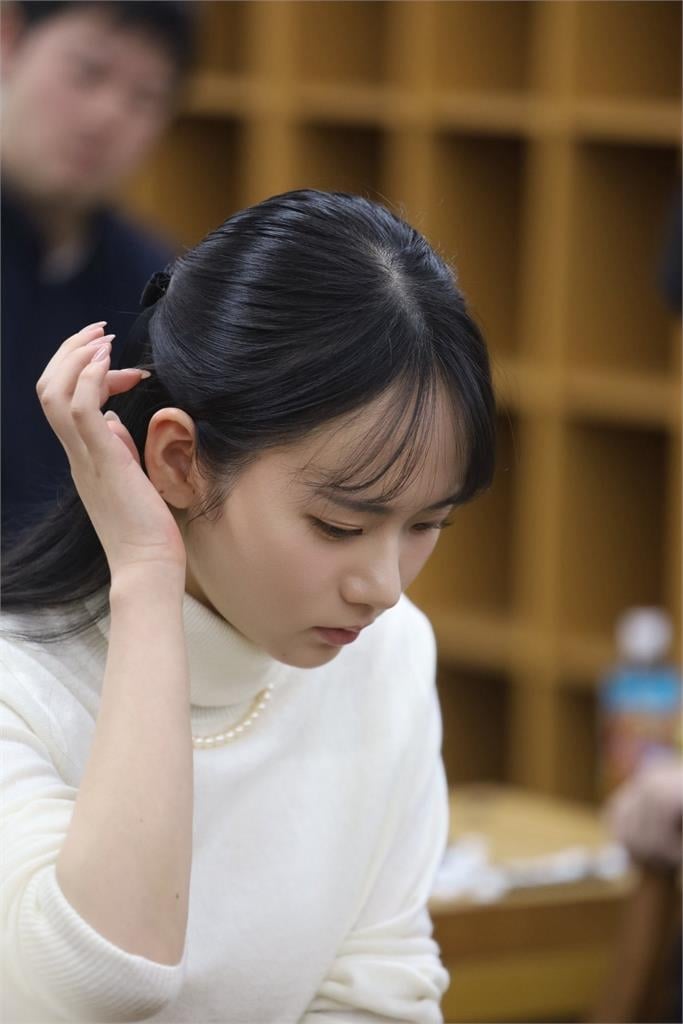 日本22歲「棋壇新秀」無敵照令人入迷!對弈側臉暈爛全網…大讚「智慧美人」