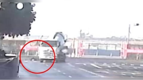 奪命左轉瞬間曝光!高雄水泥車猛撞機車 34歲騎士慘遭輾斃