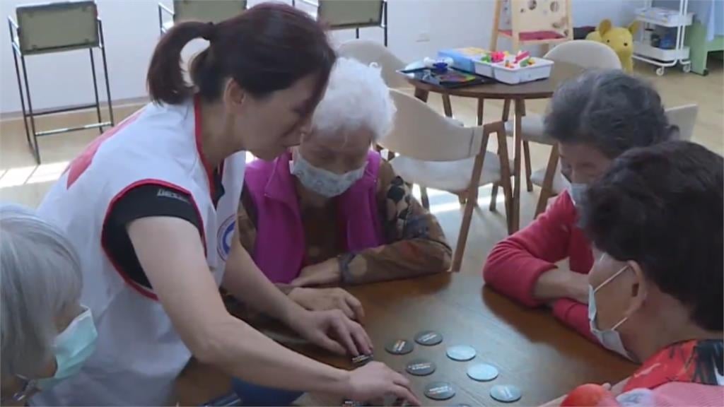 老爺爺到超商買咖啡遭店員拒絕！1句「賣完了」背後藏滿善意…真相暖哭全網