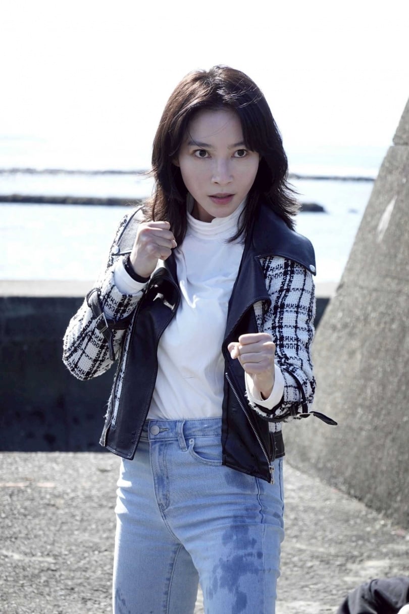 張家瑋拍完打戲累到趴在地上。（圖／民視）