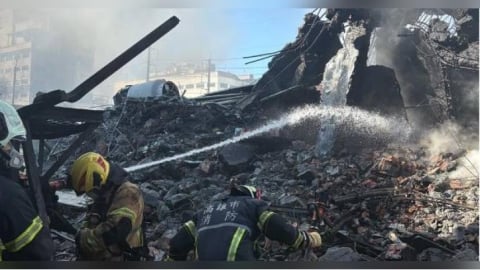 高雄塑膠工廠火海驚魂!濃煙直竄天際 消防戰鬥19小時終撲滅