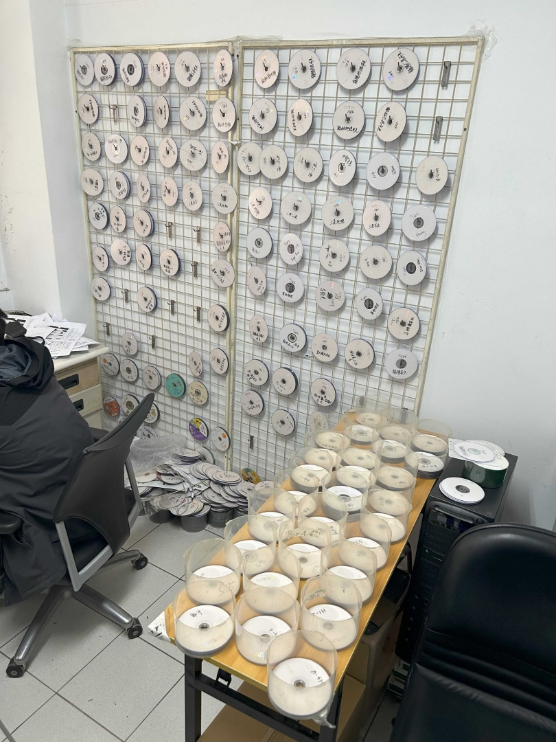 侯男家中除考卷牆[外還有一面光碟牆。(圖/翻攝畫面)