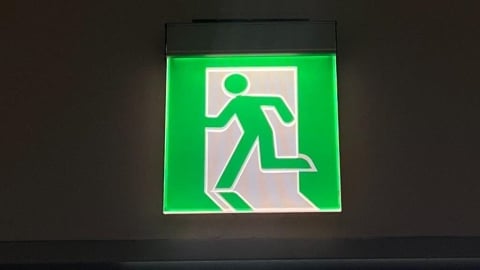 緊急疏散指示的「小綠人」竟然有名字…答案曝光網驚喊：原來他叫「這個」！