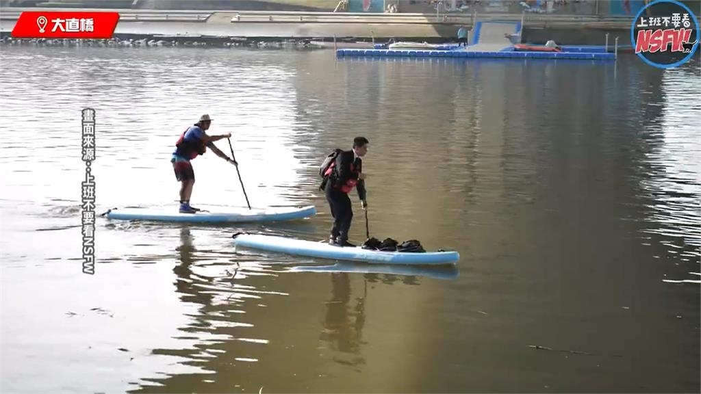 避塞車? 西裝男基隆河"划立槳"通勤 網友驚:我還在塞