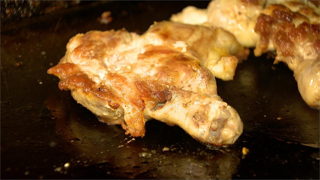 台東物價刷新三觀？他曝自助餐雞腿「1支100元」掀網2派激戰