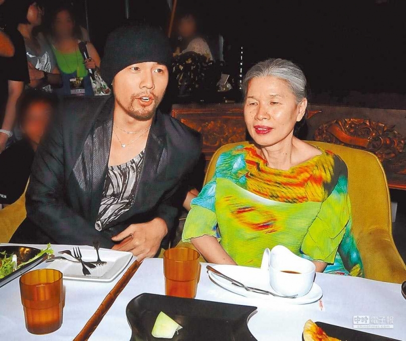 周杰倫(左)和媽媽葉惠美(右)母子感情深厚。(圖/報系資料照)
