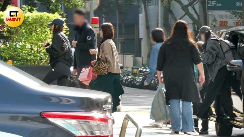 周子瑜一身深色服裝，帽沿壓得極低，卻依舊掩蓋不住巨星氣場，子瑜媽媽則手提豹紋名牌包，氣質出眾。（圖／本刊攝影組）