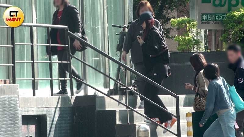 周子瑜一身深色服裝，帽沿壓得極低，卻依舊掩蓋不住巨星氣場，子瑜媽媽則手提豹紋名牌包，氣質出眾。（圖／本刊攝影組）