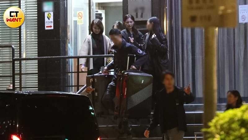 收工時的周子瑜在媽媽陪伴下已沒戴帽子，氣色看來輕鬆不少。（圖／本刊攝影組）