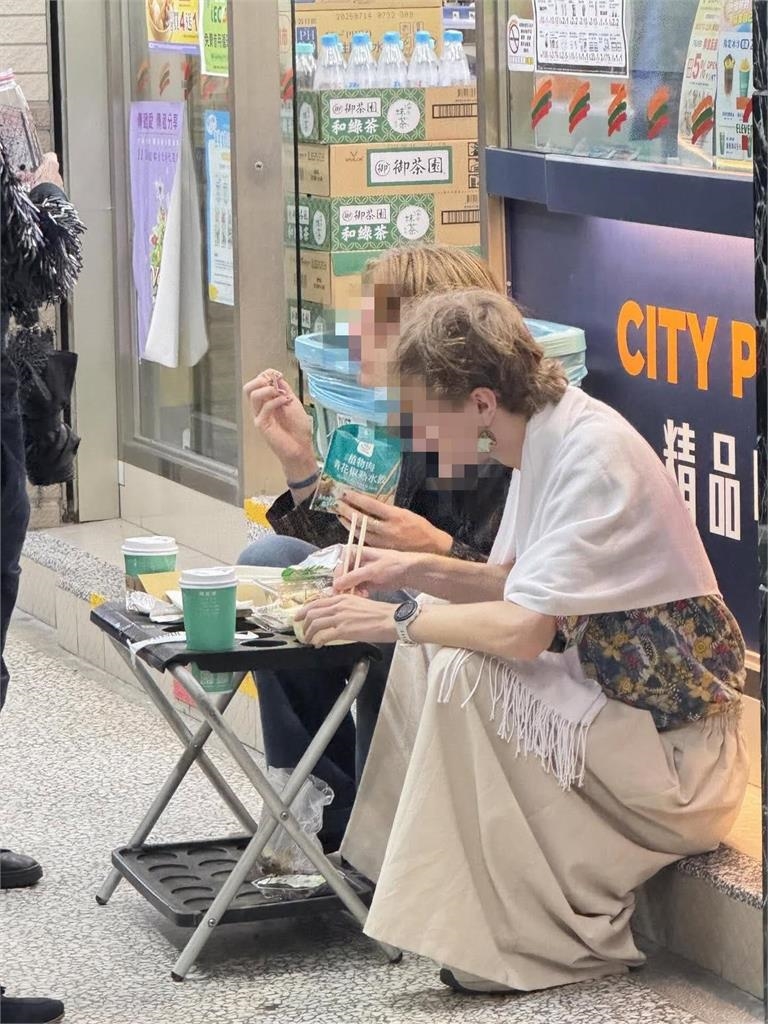 外國人坐超商門口開吃…竟將「傘架當餐桌」！網見「1細節」笑喊：生活智慧王