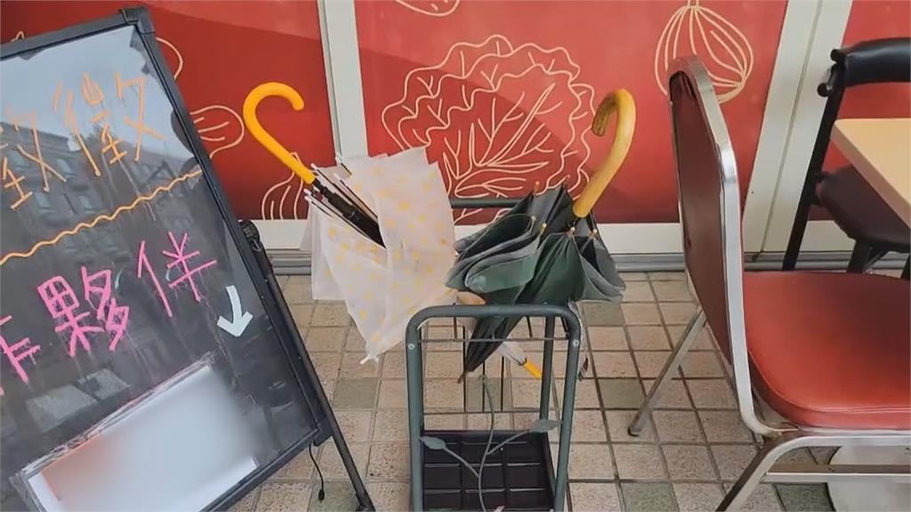 外國人坐超商門口開吃…竟將「傘架當餐桌」！網見「1細節」笑喊：生活智慧王