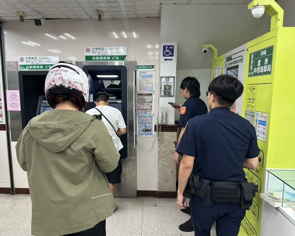 圖/警方除防詐外,還要巡ATM,看哪些民眾不會領普發一萬,並防止他們被詐騙。(蘆洲分局副分局長林子翔提供)