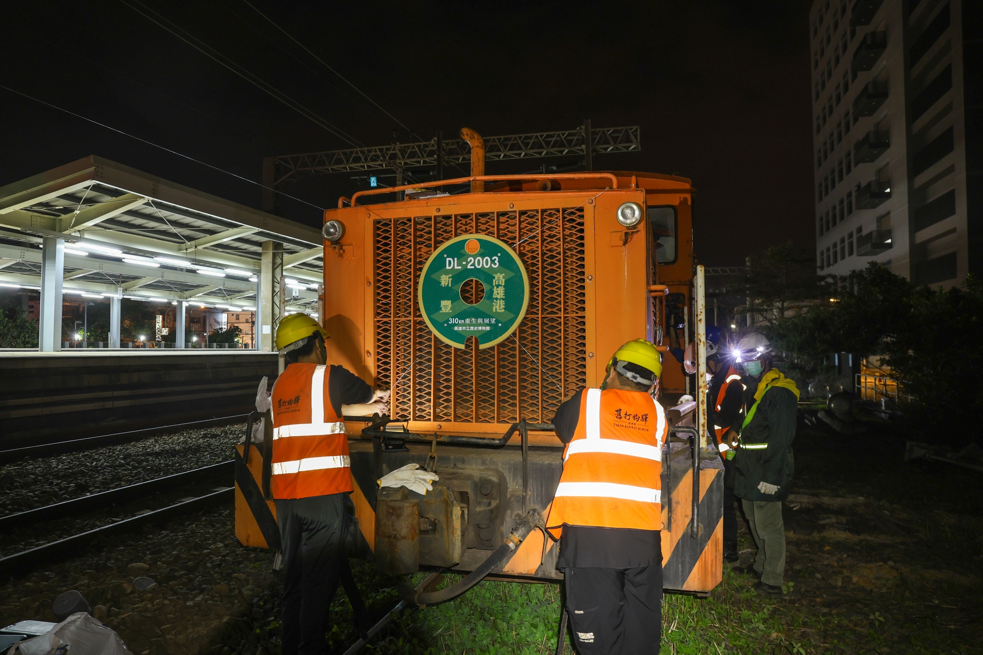 全台僅８輛！台鐵DL-2003號貨車移動機運抵哈瑪星鐵道園區