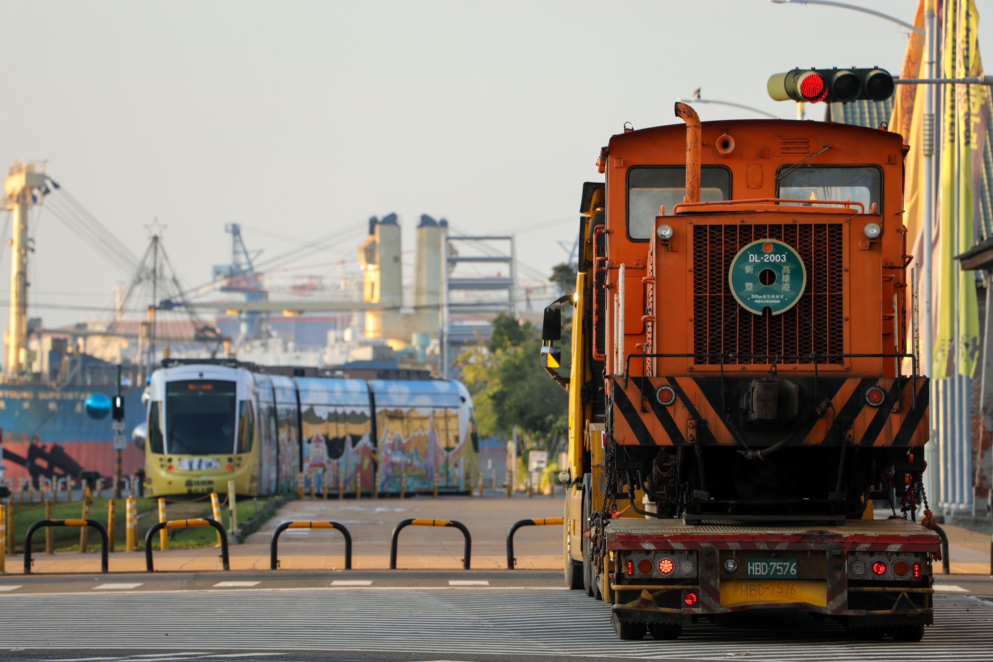 全台僅８輛！台鐵DL-2003號貨車移動機運抵哈瑪星鐵道園區