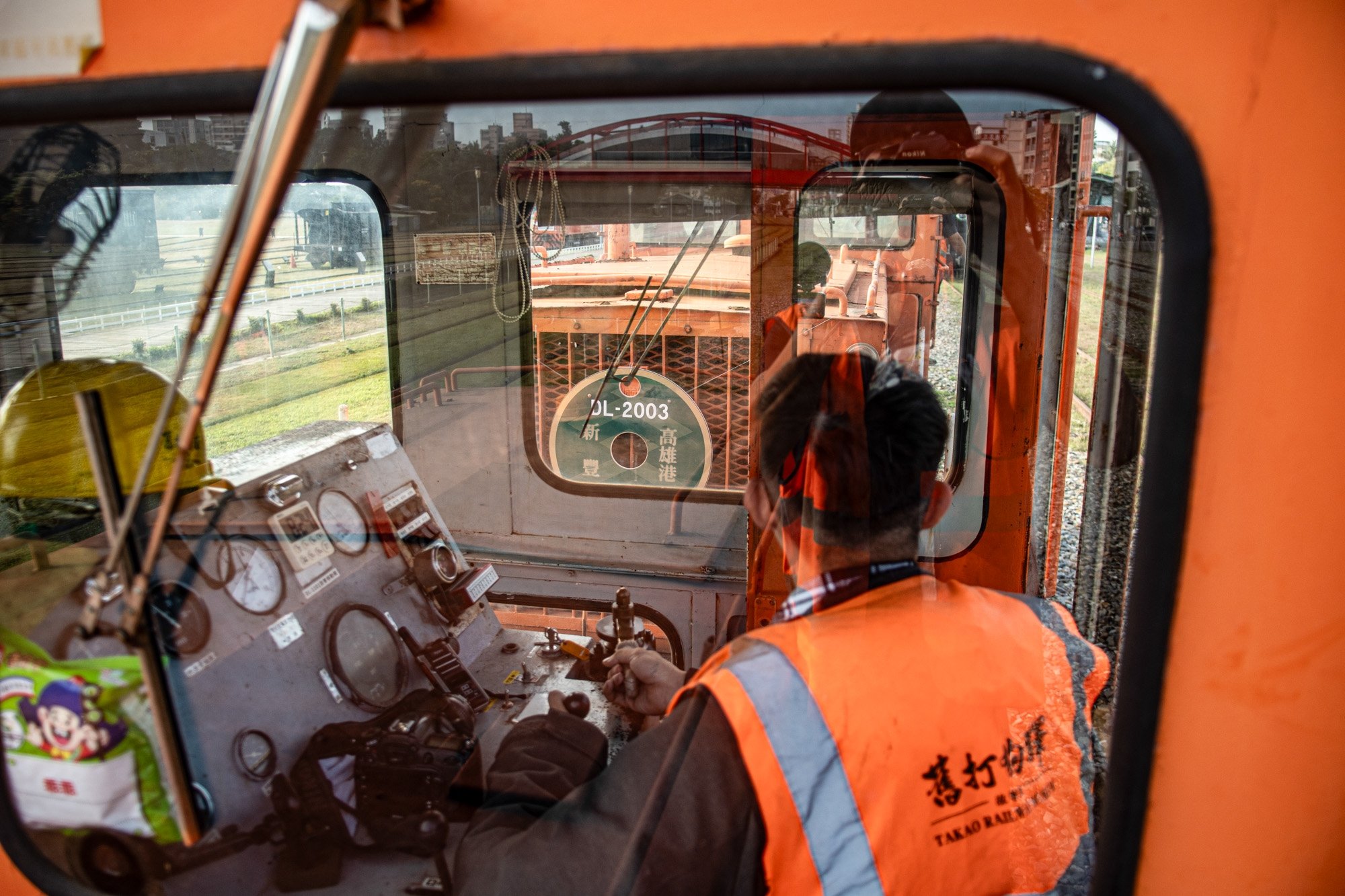 全台僅８輛！台鐵DL-2003號貨車移動機運抵哈瑪星鐵道園區