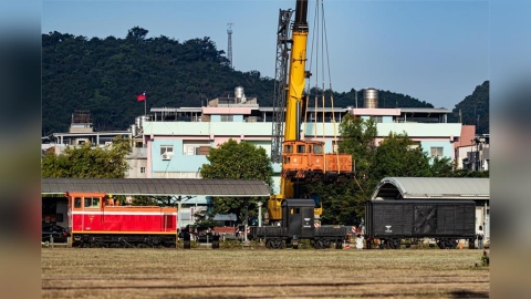 全台僅8輛!台鐵DL-2003號貨車移動機運抵哈瑪星鐵道園區