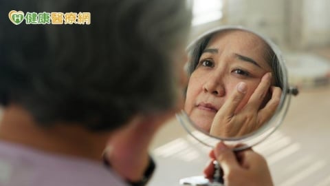 46歲熟女「臉部鬆弛、法令紋深」疲態藏不住　醫揭「緊緻不僵硬」秘訣