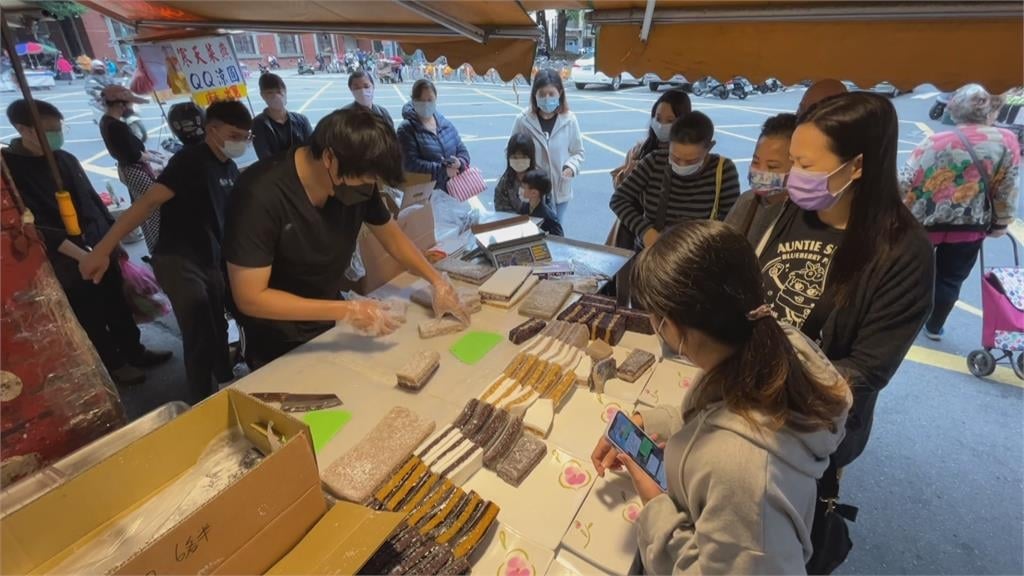 涼糕哥切糕「未戴口罩、口水噴濺」恐成食安漏洞!衛生局出手要查:最重罰2億