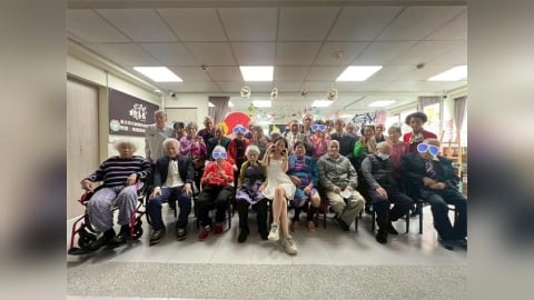 北榮桃分院桃喜居舉辦「年終化妝舞會」長輩換裝走秀展現活力