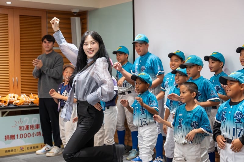 棒球/球芽基金中部年度頒獎典禮 中職球陳文杰、啦啦隊女神Mingo勉勵孩子追夢