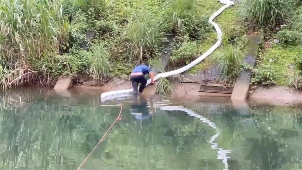 基隆河油污事件不到一個月 「暖暖溪」爆冒白色泡沫