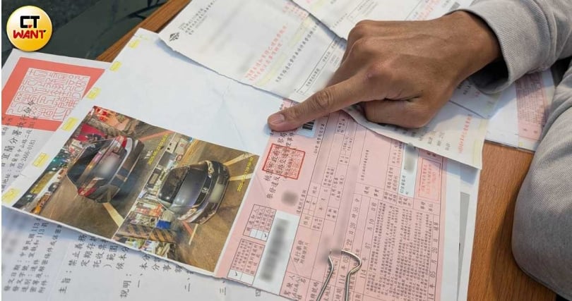 A男拿出罰單表示，李姓社工原先的承諾全數跳票，不但一直收到催繳通知電話，也狂收罰單，造成不少困擾。（圖／林冠吟攝）