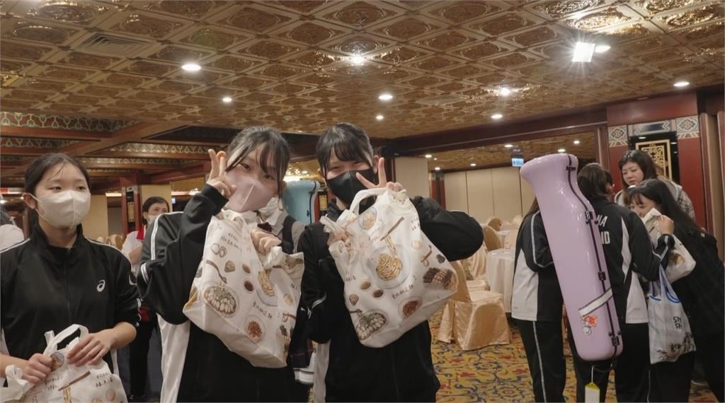 橘色惡魔X翡翠騎士表演結束後！蕭美琴送滷肉飯、３款湯品打氣