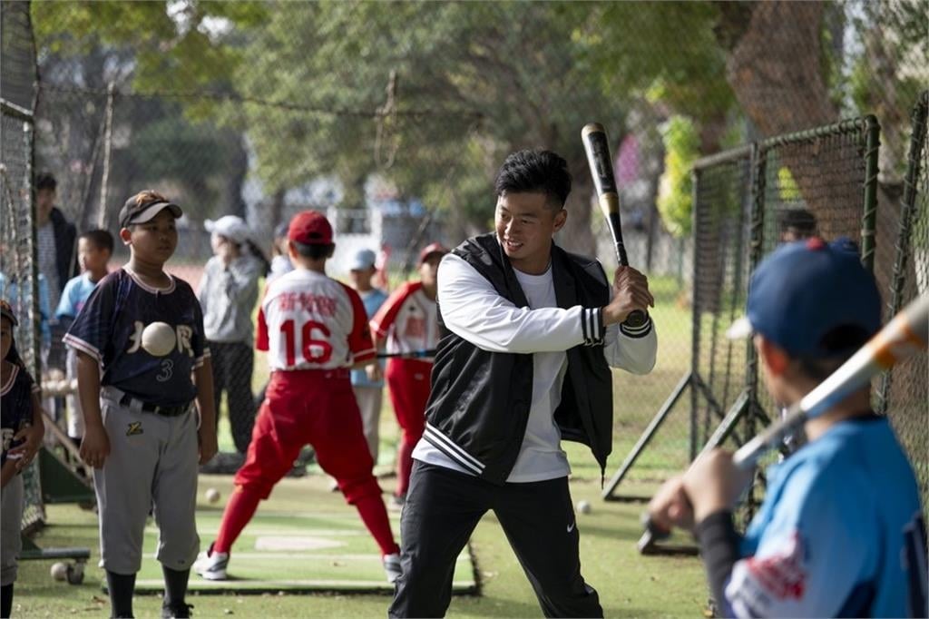 棒球／旅美雙雄海盜鄭宗哲、陳柏毓當教練！前進新竹辦公益棒球營指導小球員