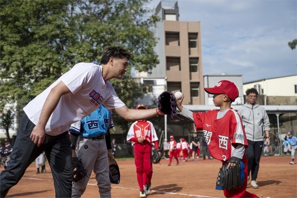 棒球／旅美雙雄海盜鄭宗哲、陳柏毓當教練！前進新竹辦公益棒球營指導小球員
