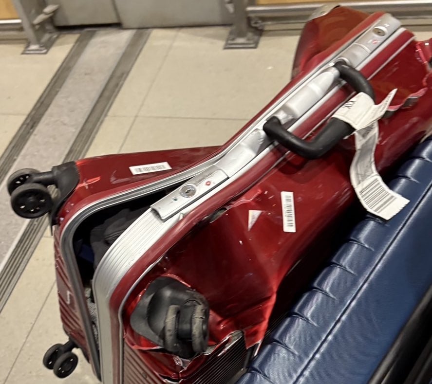 行李箱被壓成「廢鐵」！外國旅客崩潰PO照　