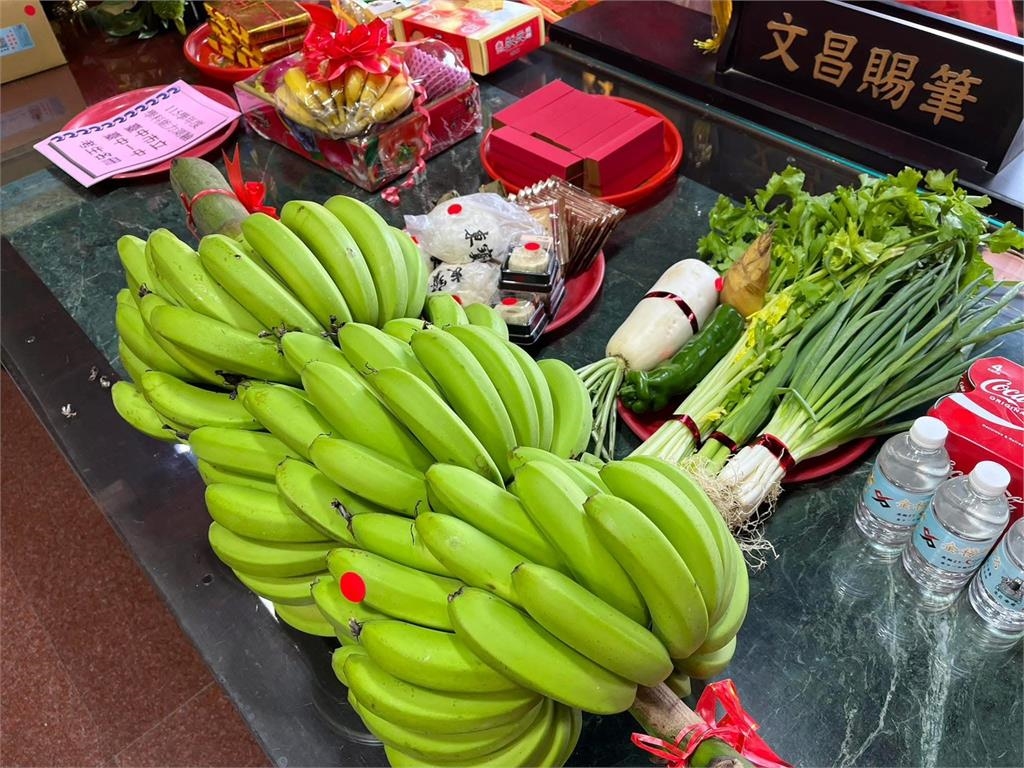 學測拜拜祈求金榜題名 「抬青蕉」成搶手供品