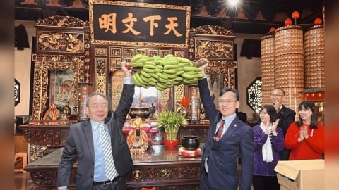 學測拜拜祈求金榜題名　　「抬青蕉」成搶手供品