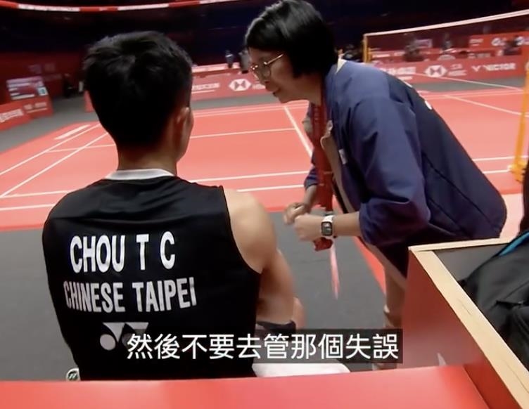羽球(影)/周天成不敵球王石宇奇吞敗!場邊的「她」暖心「摸臉」給足正能量