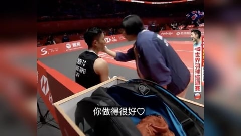 羽球(影)／周天成不敵球王石宇奇吞敗！場邊的「她」暖心「摸臉」給足正能量