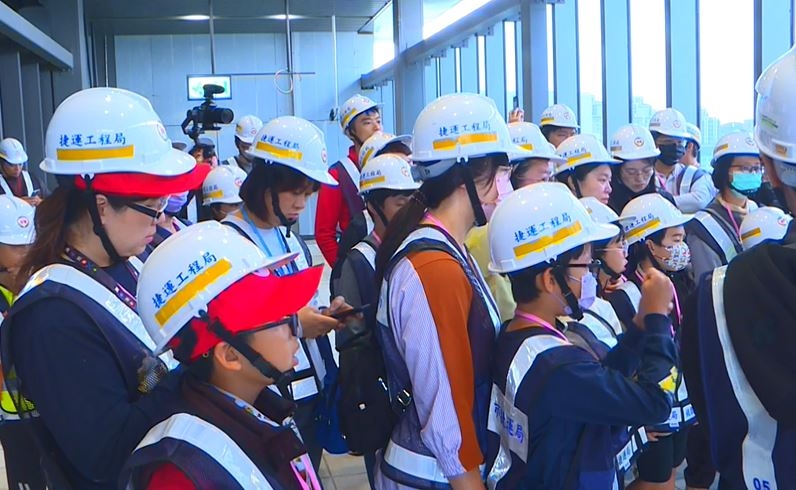 桃園捷運綠線開箱秀成果　張善政化身榮譽車長親領介紹