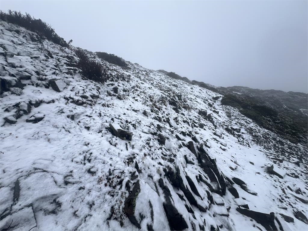 下雪了！雪山圈谷成銀白世界　玉山清晨積雪2.5公分