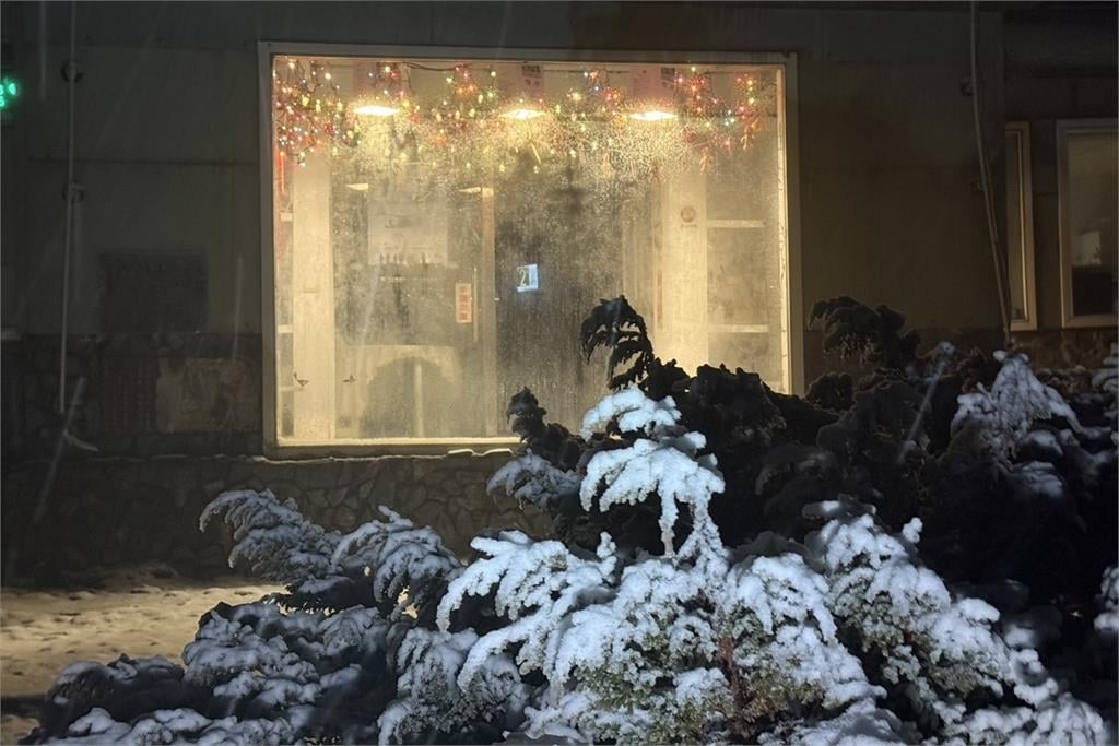快新聞/下雪了!水氣充足氣溫低 玉山今晨逐漸白頭