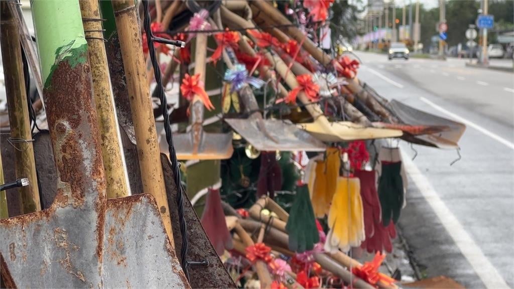 花蓮光復教堂出現「鏟子聖誕樹」向志工致意　鏟子、推車等清掃工具打造創意