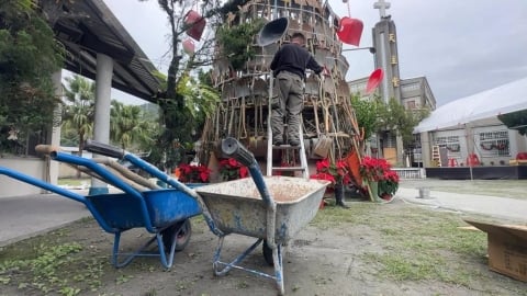 花蓮光復教堂出現「鏟子聖誕樹」向志工致意　鏟子、推車等清掃工具打造創意