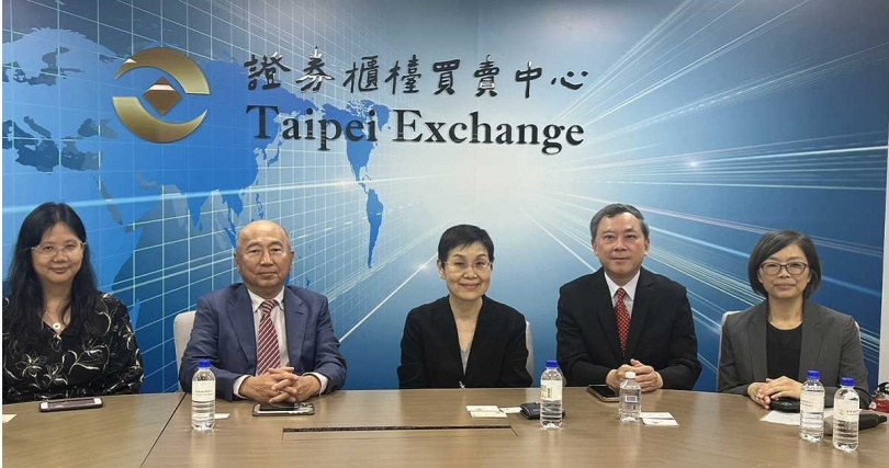 安成生技2025年股東會通過合併杜康藥業，圖左二杜康董事長陳志明，中為安成生技董事長吳怡君，右二為安成生技總經理蔡承恩。（圖／報系資料照）&nbsp;