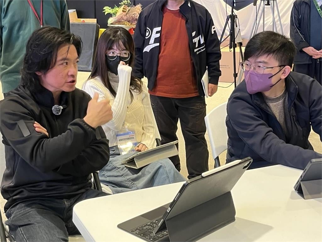 教學直通產業現場！台藝大廣電系主任陳靖霖前進《民視虛擬棚》實戰學習