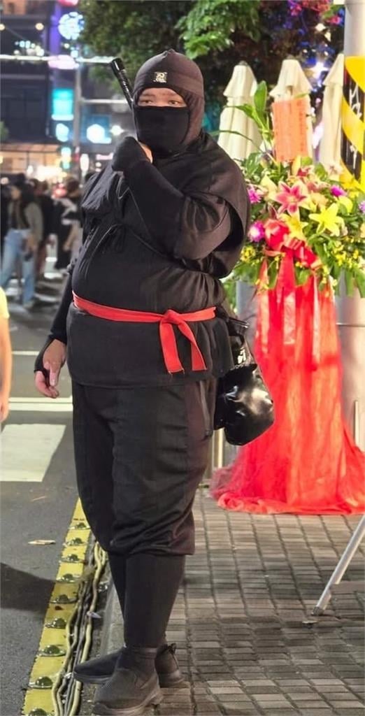 北市砍人案後…台南「忍者哥」揹武士刀遭警攔查！本尊揭：鋤頭做的道具
