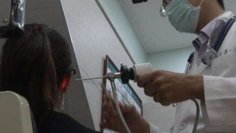 洗澡後「用棉花棒挖耳朵」超爽？醫急曝嚴重後果「恐影響聽力」3症狀別忽視